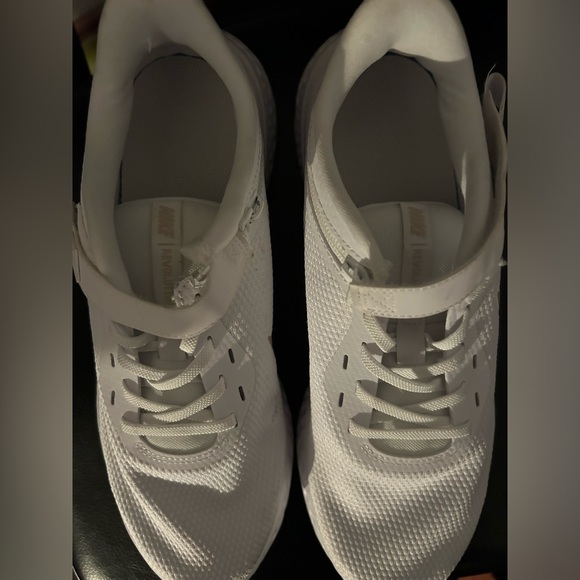 Like New Nike Women's Revolution 5 FlyEase Running Shoe size 11 - Picture 2 of 11